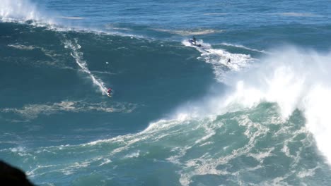 2020-Cámara-Lenta-De-Un-Surfista-De-Grandes-Olas-Chocando-Contra-Una-Ola-Monstruosa-En-Nazaré,-Portugal