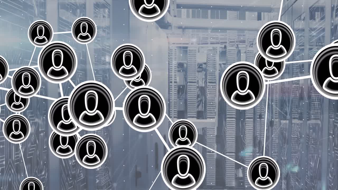 animación de la red de iconos de perfil y conexiones de microprocesador contra la sala de servidores de computadoras