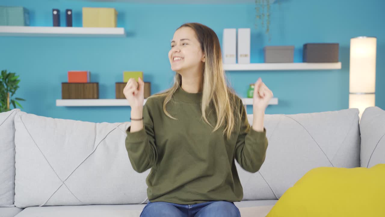 a la chica le viene una buena idea.