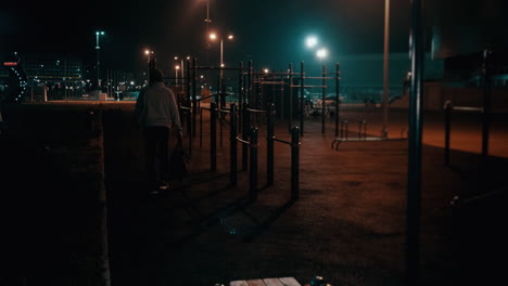 도시 공원 에서 밤 에 야외 운동 장비 를 떠나는 사람