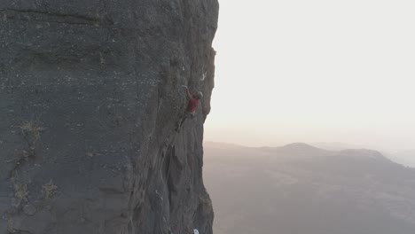 Filmische-Drohnenaufnahme-Von-Kletterern,-Die-Eine-Sportroute-Mit-Mehreren-Seillängen-Auf-Einem-Basaltfelsengipfel-In-Den-Bergen-Der-Sahyadri-Kette-In-Indien-Erklimmen