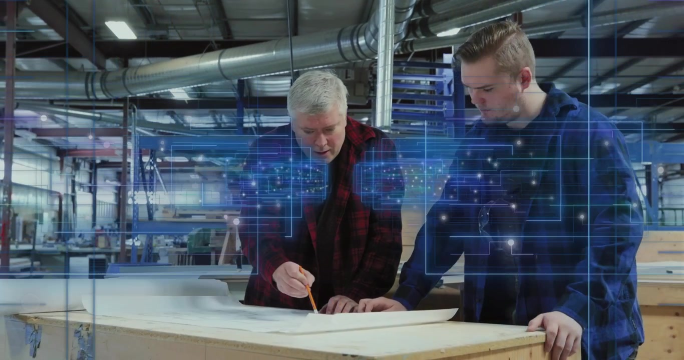Mentor skannar en träverkstadsmall och spårar kurvor medan en praktikant tittar på, med ett AR-rutnät som vägleder designen.