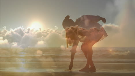mujer recogiendo algo en la playa 4k