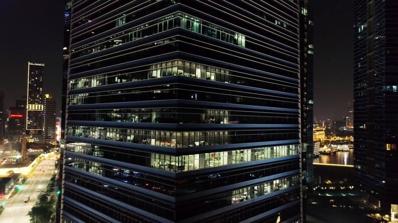 rascacielos moderno por la noche