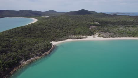 Pintoresca-Gran-Isla-Keppel-Con-Océano-Turquesa-Y-Vegetación-Exuberante-En-Queensland,-Australia---Toma-Aérea-De-Drones