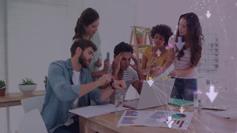 animación de la red de conexiones con iconos sobre diversas personas de negocios en la oficina