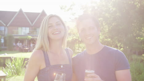 Retrato-De-Una-Pareja-Disfrutando-De-Una-Bebida-De-Verano-Al-Aire-Libre-En-El-Pub