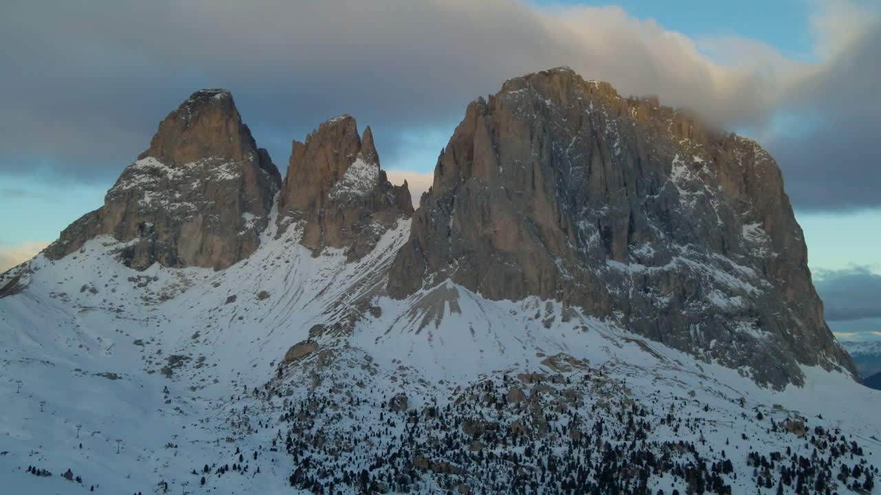 vista aérea del asombroso tirol del sur sassolungo tres picos montañosos nevados lento tiro inverso