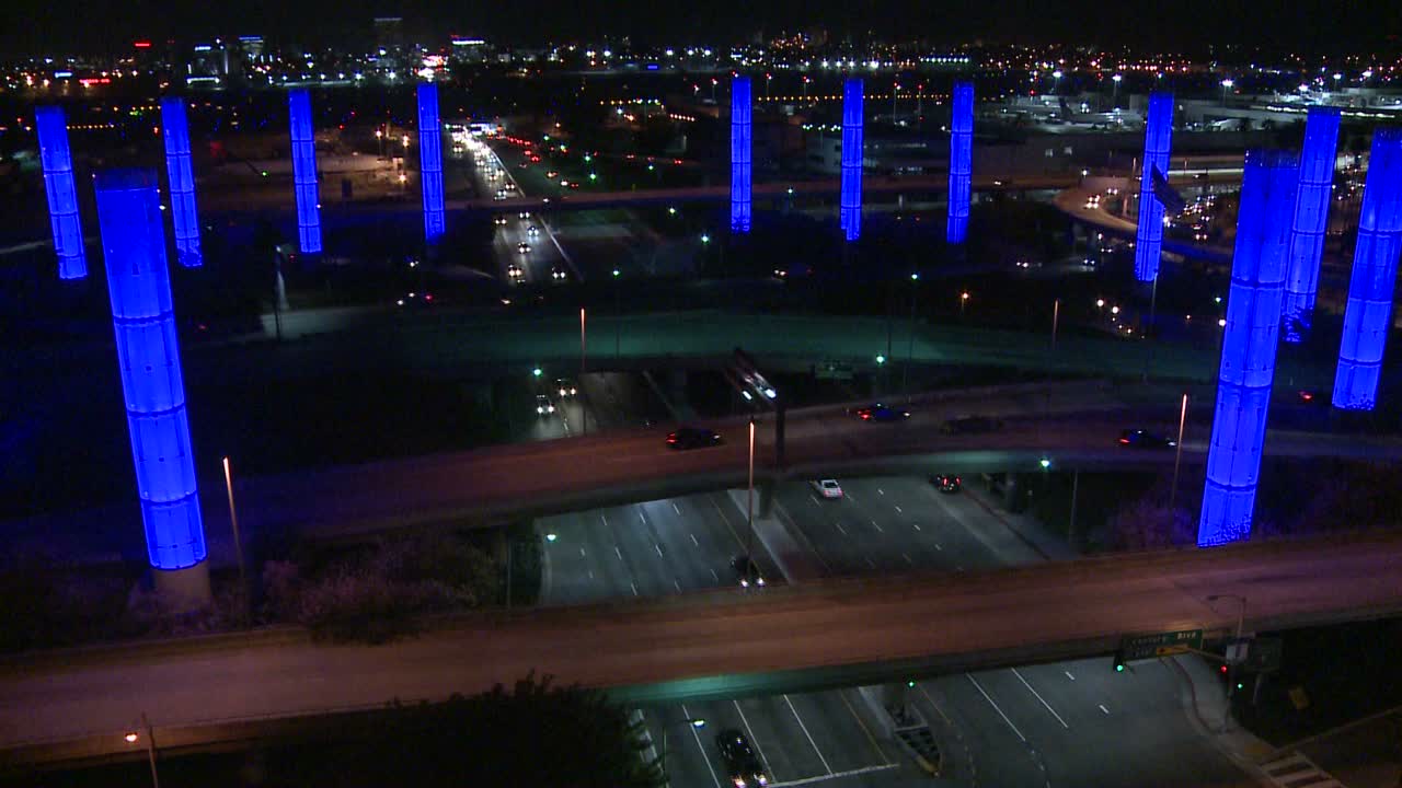 una descripción general del aeropuerto internacional de los ángeles al anochecer con el tráfico que llega 2