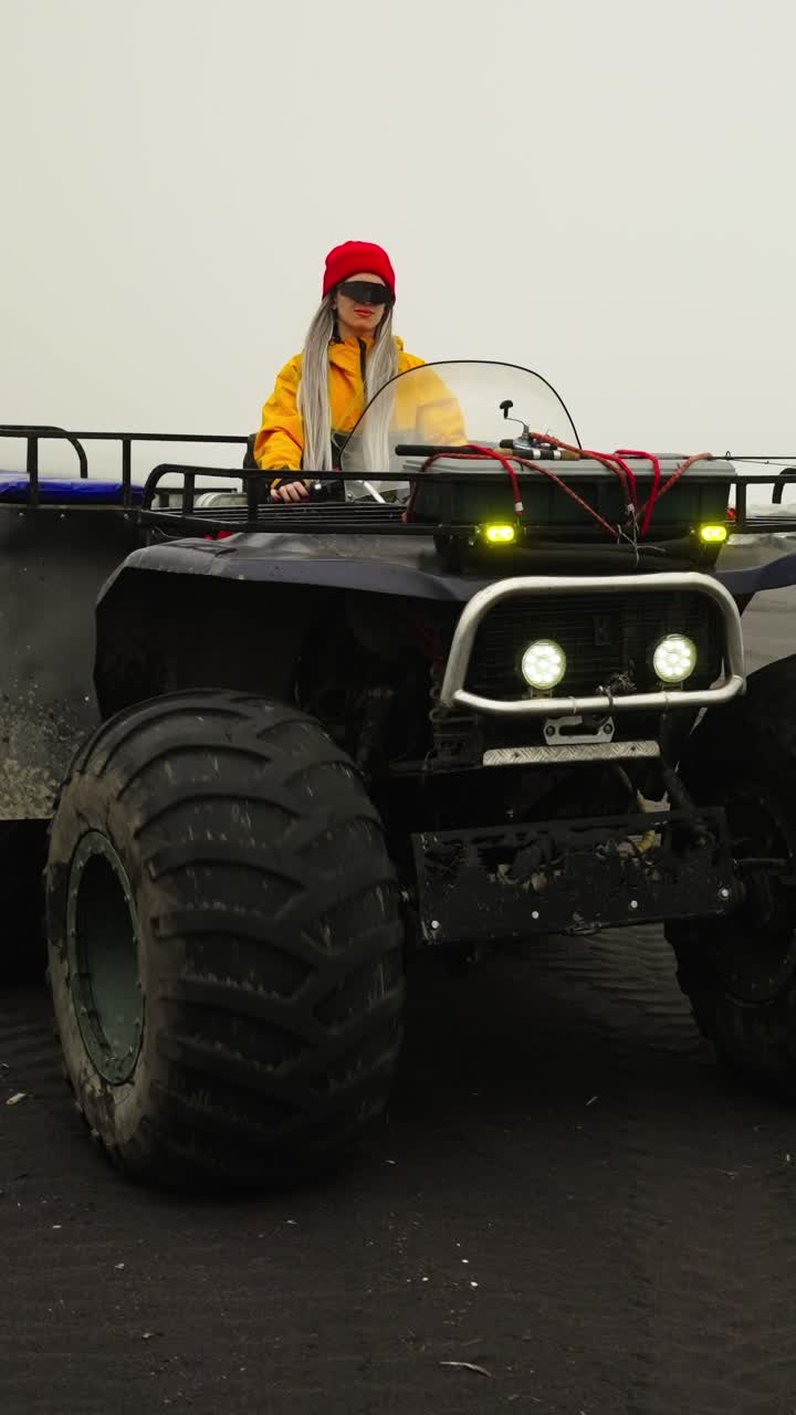 Donna avventurosa con giacca gialla su un quad fuoristrada