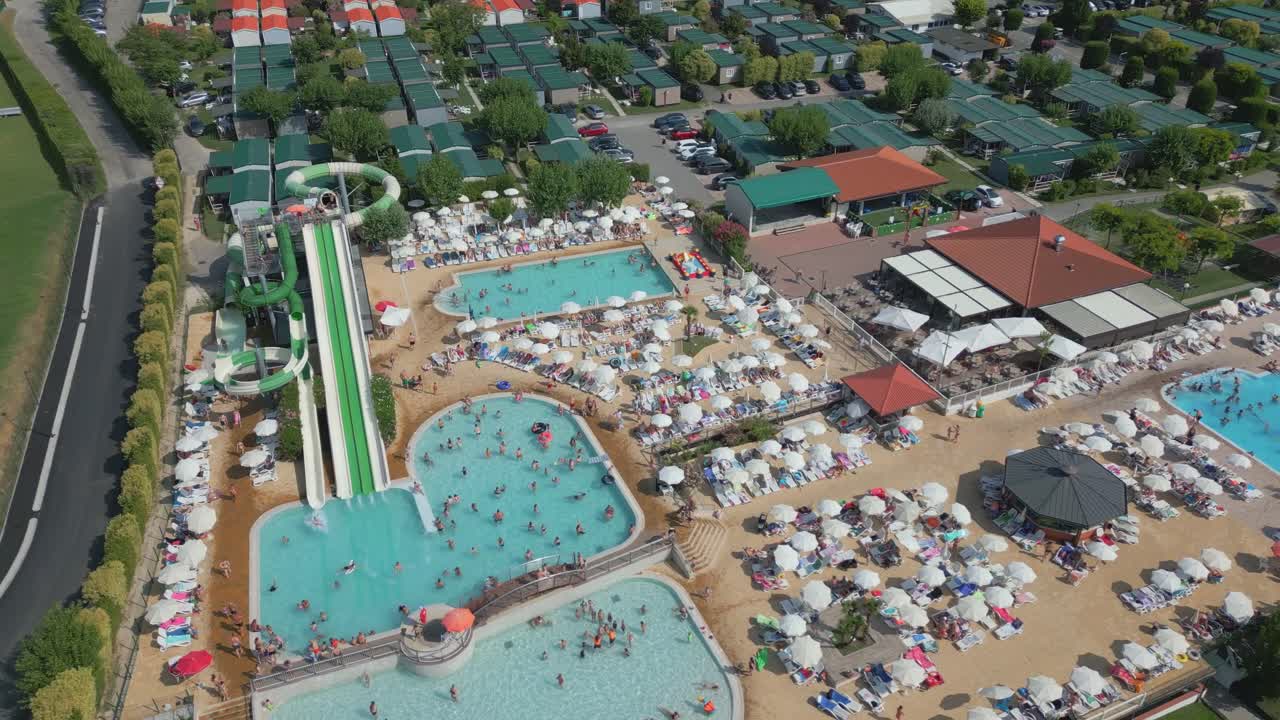 이탈리아 가르다 호수 에 있는 캠핑장 리도 라지세 의 여름 에 있는 수영장 의 공중 사진