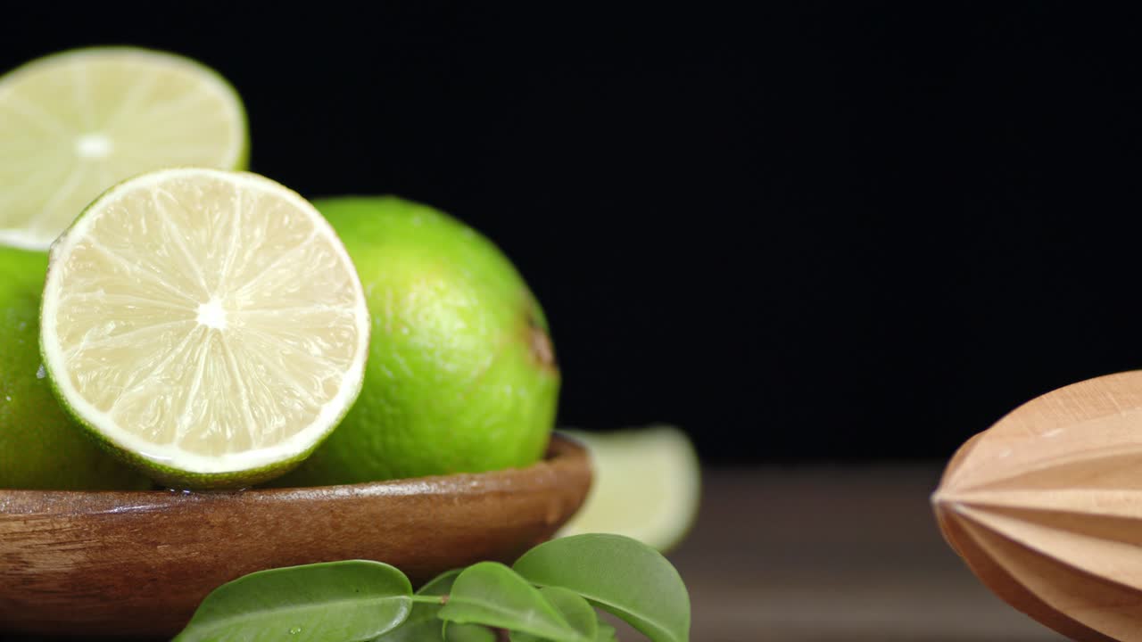 접시 롤링 주서에 신선한 라임.