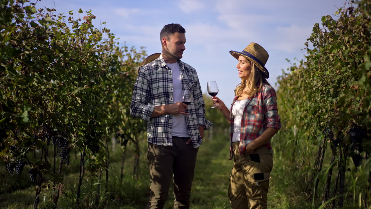 Coppia che degusta vino in un vigneto