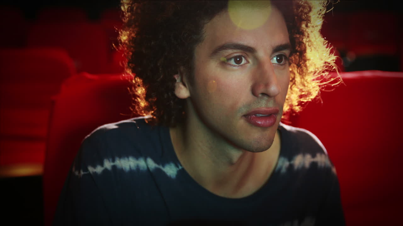 Un joven viendo una película.