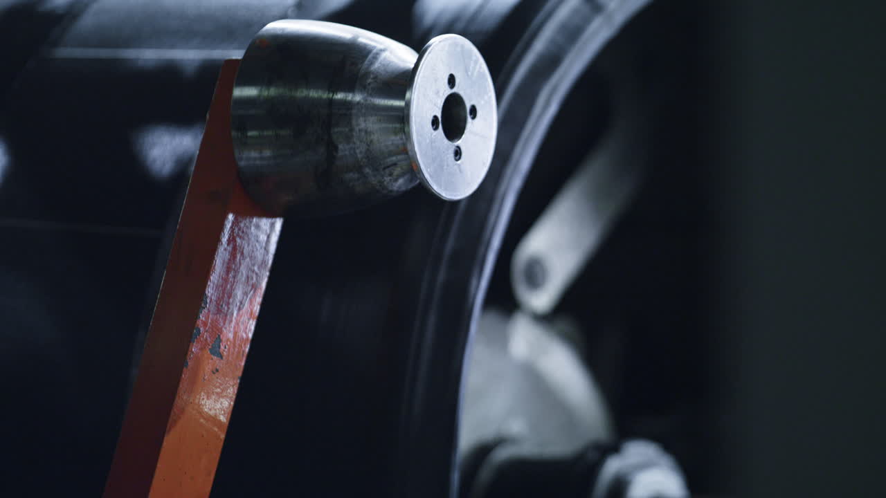 현대 공장에서의 타이어 생산 기계 작업 프로세스 회전의 세부 사항