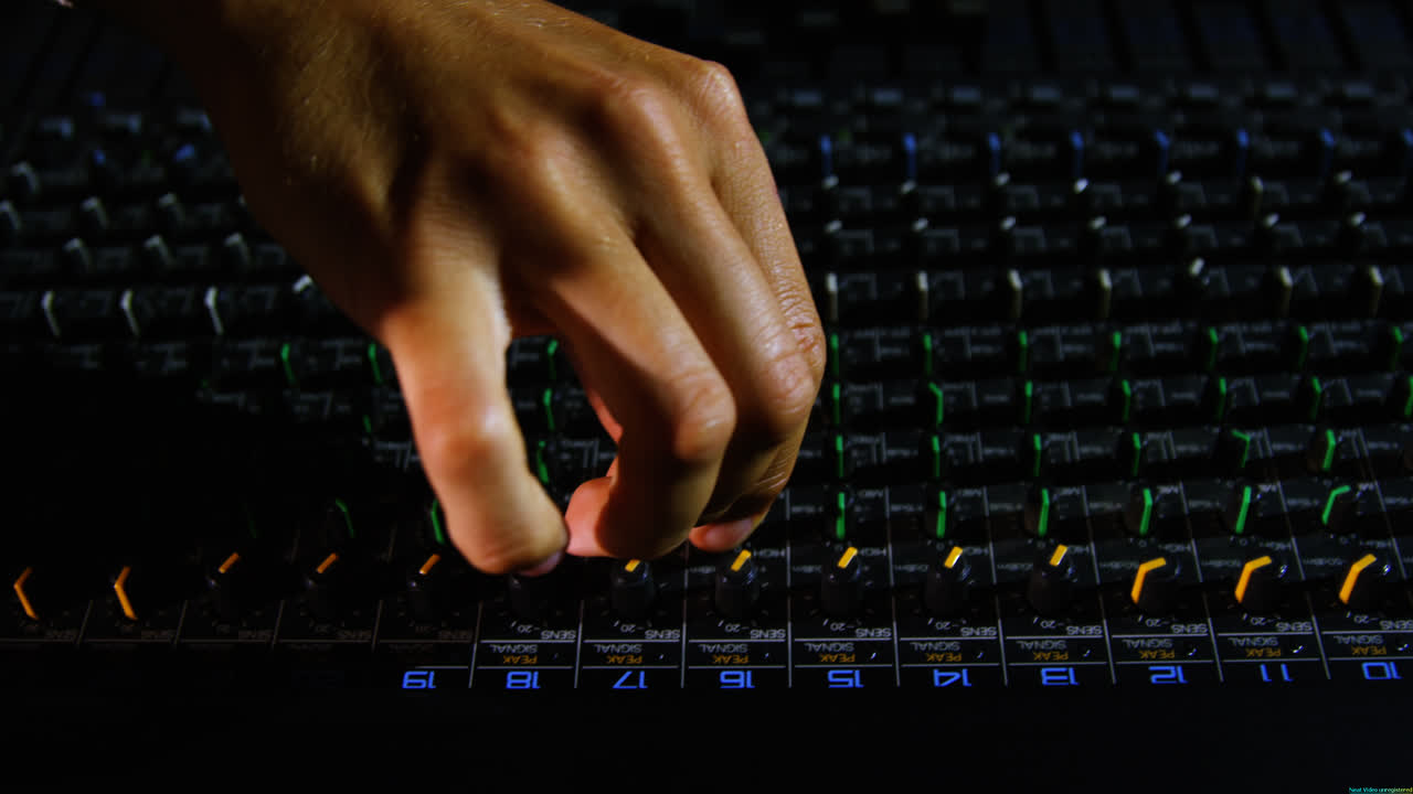 dj hombre usando la consola de mezcla de sonido en un concierto 4k