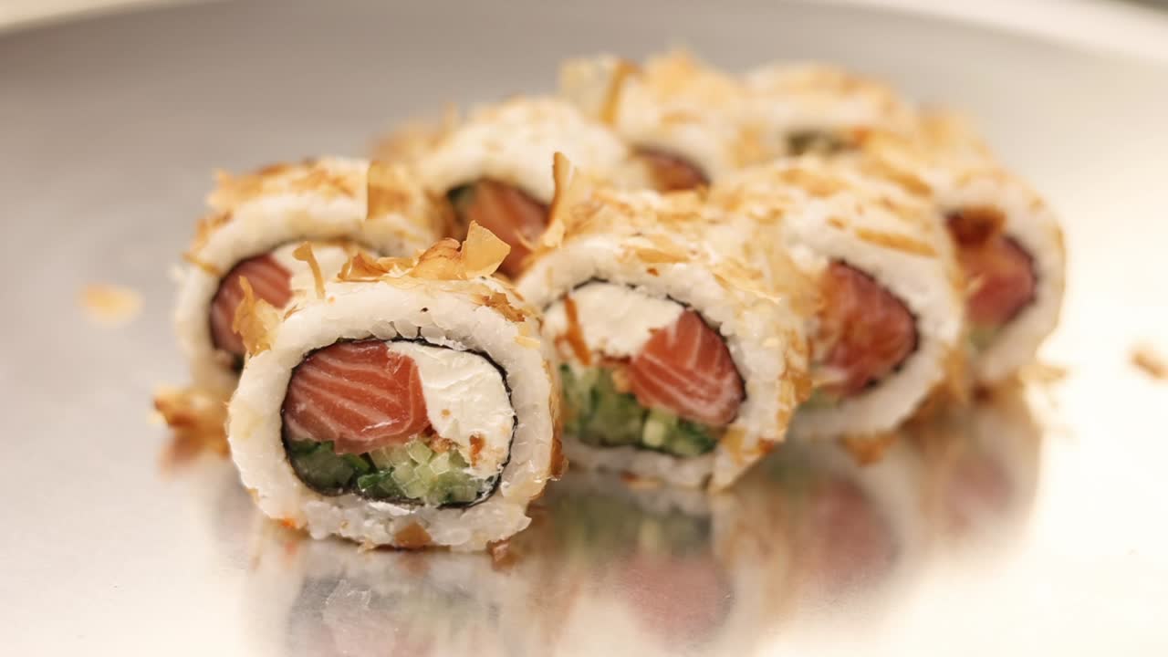 Rollos de sushi de salmón