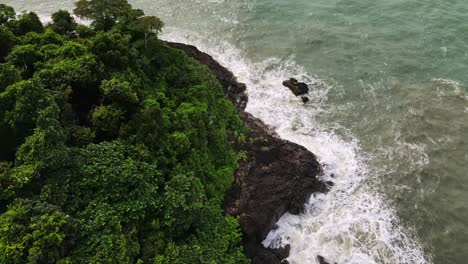 Vista-Superior-Islas-De-Tailandia-Copa-De-Los-árboles-Dosel-Costa-Marea-Salpicaduras-Paisaje-Rocoso-Vista-Aérea