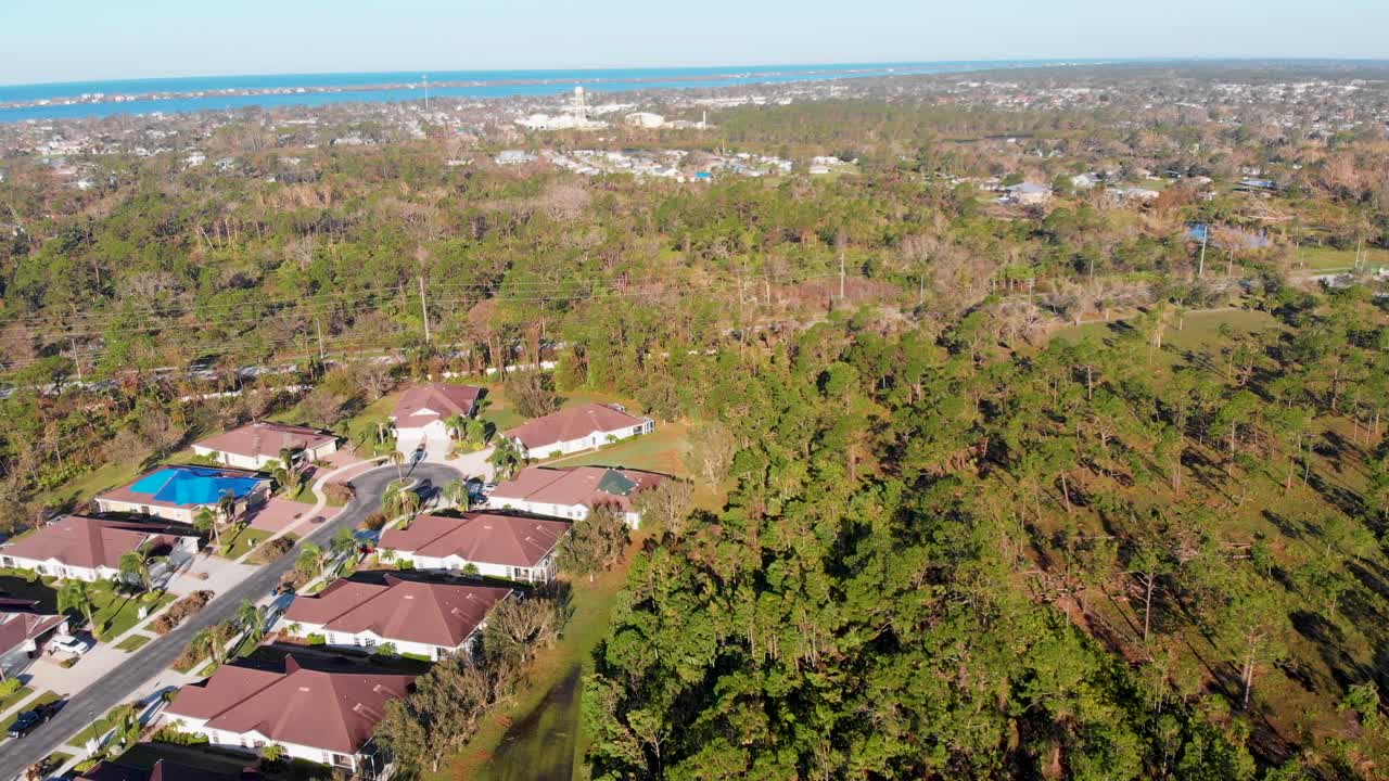 Video de dron 4K de daños por huracán en viviendas del barrio Stillwater de Englewood, Florida - 09