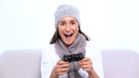una morena feliz jugando a videojuegos