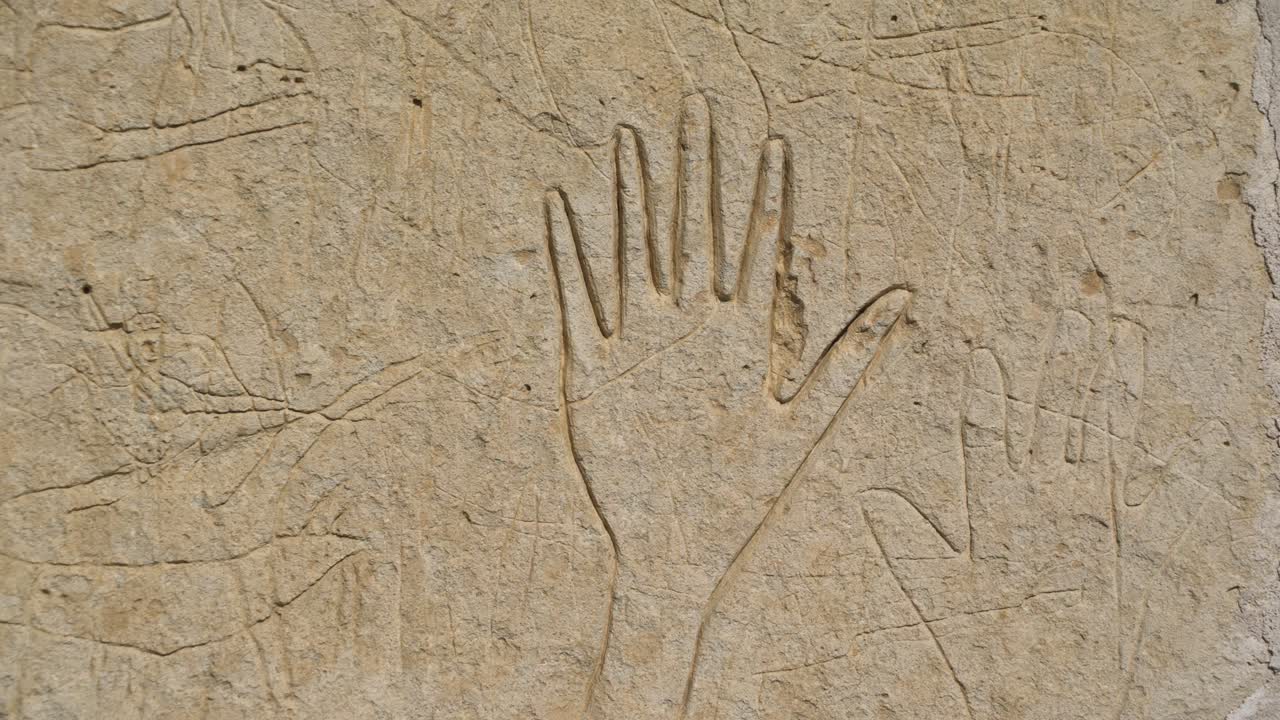 카자흐스탄의 석회암 위에 있는 손의 이미지