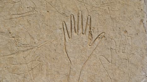 imagen de una mano en piedra caliza en kazajstán