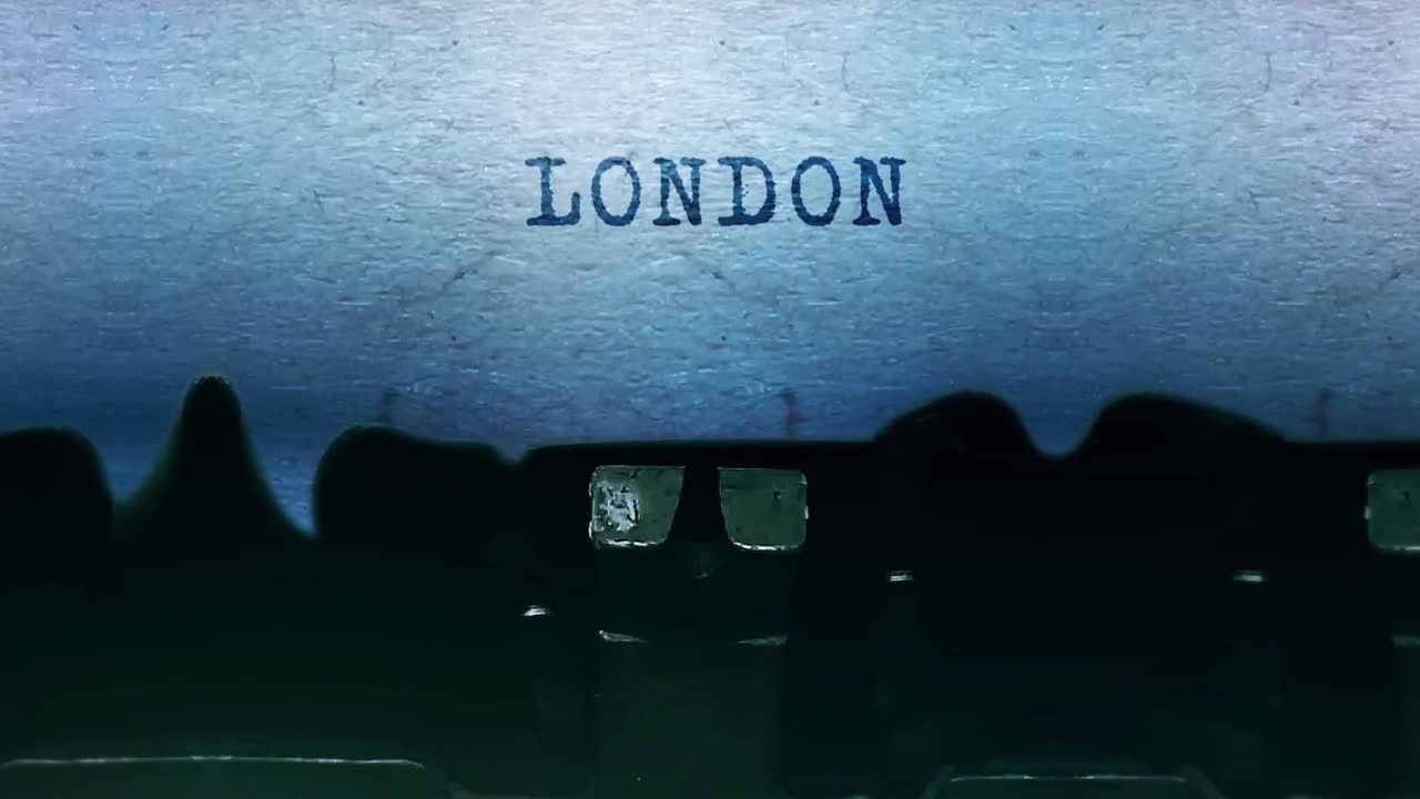 런던의 단어들이 오래된 빈티지 타자기로 종이 한 장에 입력되고 있습니다.