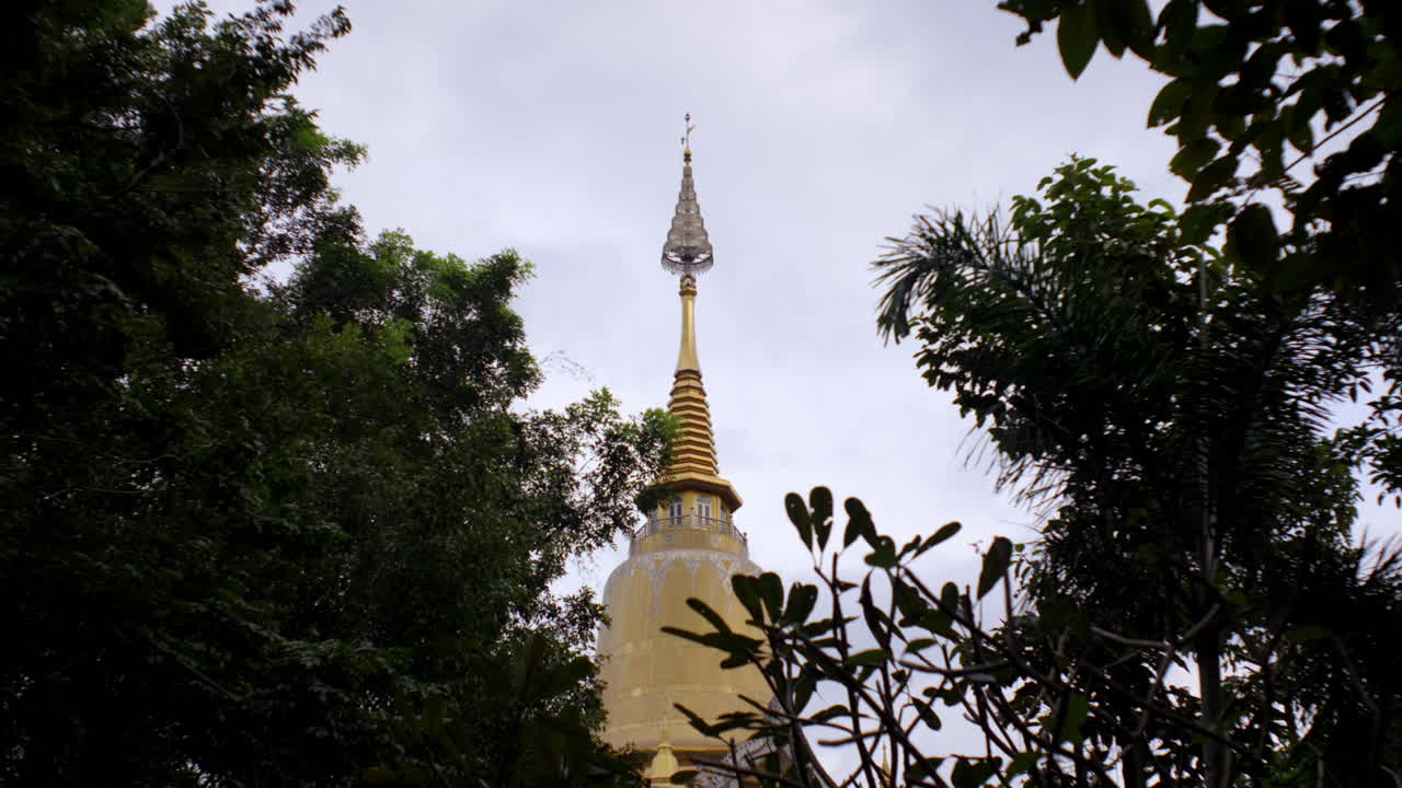 pagoda dorada en un jardín tropical