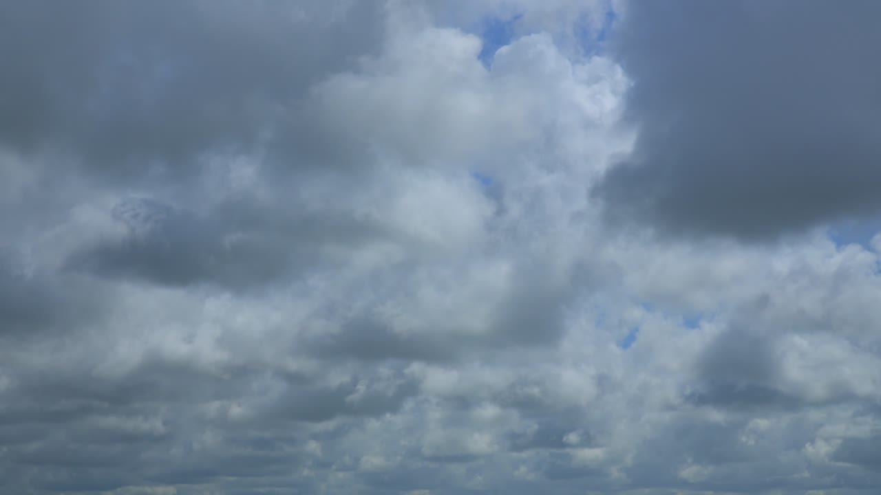 밝은 여름날 지평선을 향해 움직이는 부드러운 구름