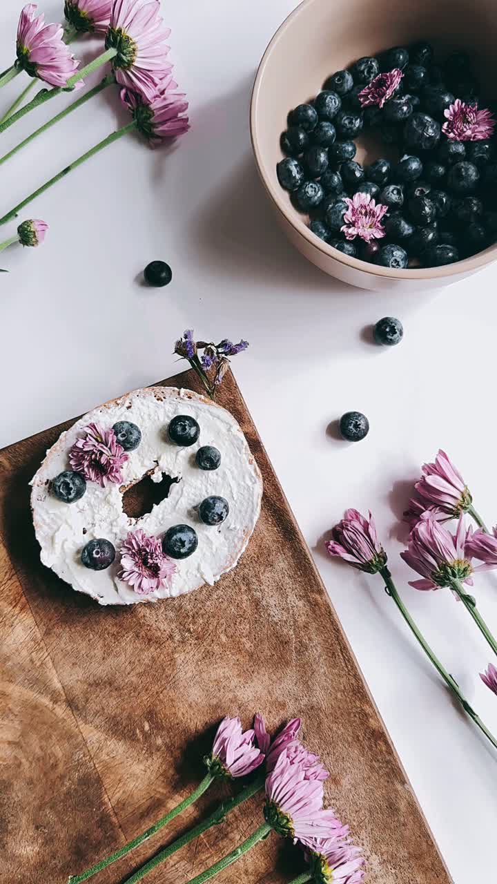신선한 블루베리 크림 치즈 베이글과 꽃