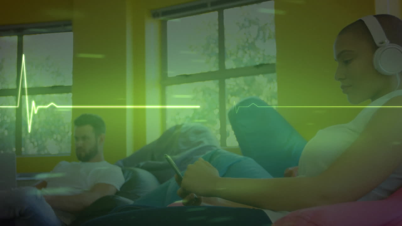 크리에이티브 사무실에서 기술을 사용하는 다양한 비즈니스 사람들에 대한 이소 전기 라인의 애니메이션