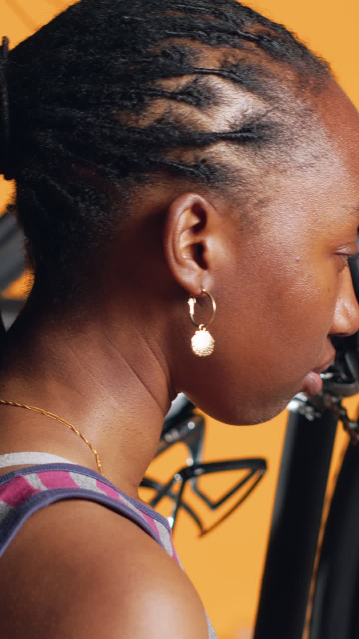 Video verticale. Un professionista soddisfatto dei risultati dopo aver modificato la pedivella difettosa di una bici
