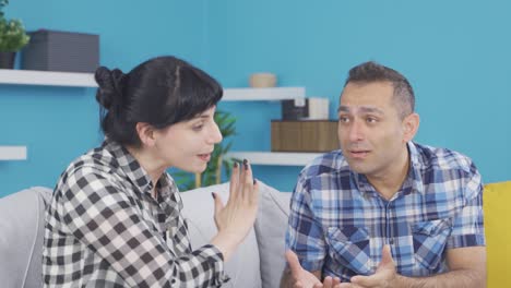 la mujer le está pidiendo cuentas a su marido.