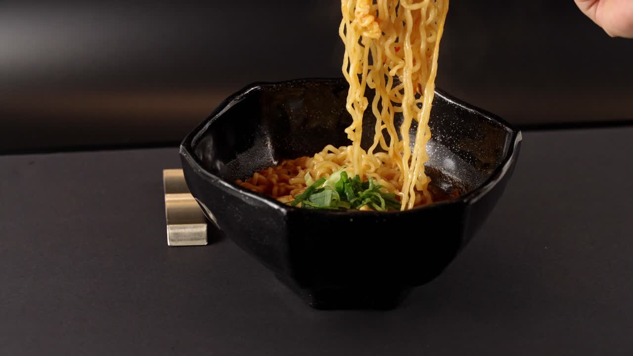 A clip of spicy stir-fried ramyun with a soft-boiled egg and scallions for extra flavor. 반숙 계란과 파로 맛을 더한 매콤한 볶음라면 영상입니다.