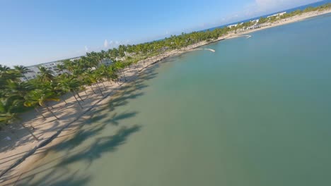 Drohnen-FPV-Fliegt-Entlang-Des-Strandes-Von-Playa-Nueva-Romana,-Dominikanische-Republik