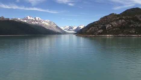 piękny krajobraz alaski w parku narodowym glacier bay i rezerwat w okresie letnim