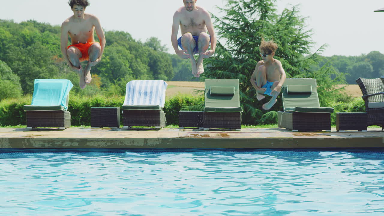 padre saltando a la piscina al aire libre con sus hijos en vacaciones de verano juntos