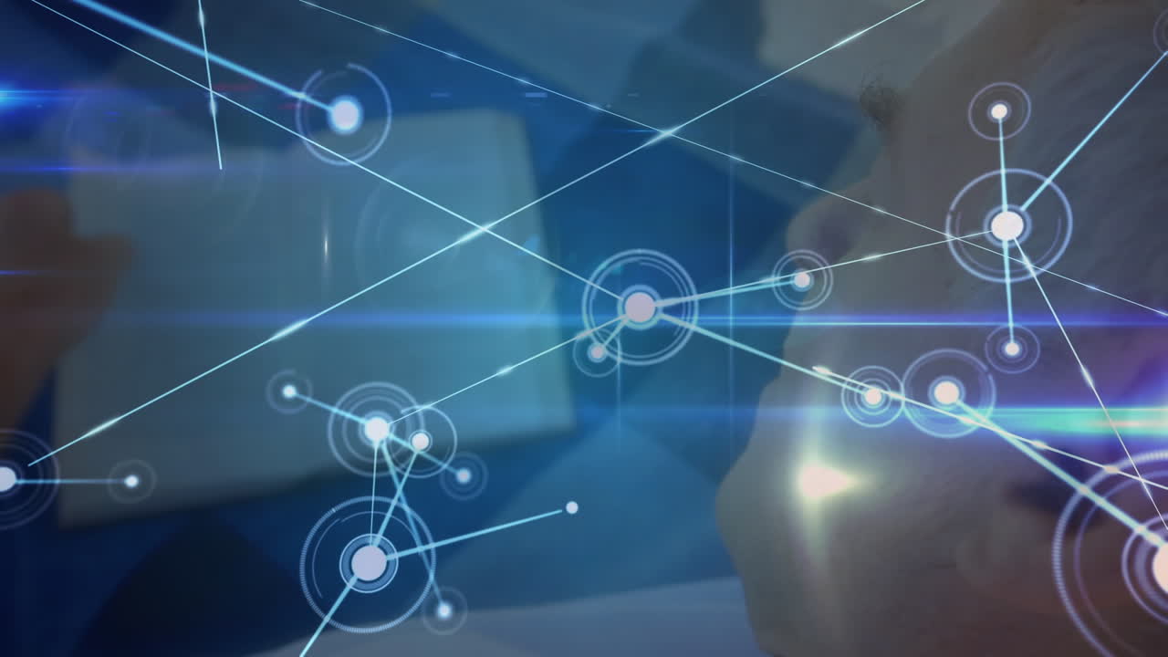 animación de la red de conexiones sobre el hombre caucásico con la tableta