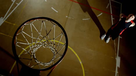 Jugador-De-Baloncesto-Masculino-Lanzando-Baloncesto-En-El-Aro-De-Baloncesto-4k