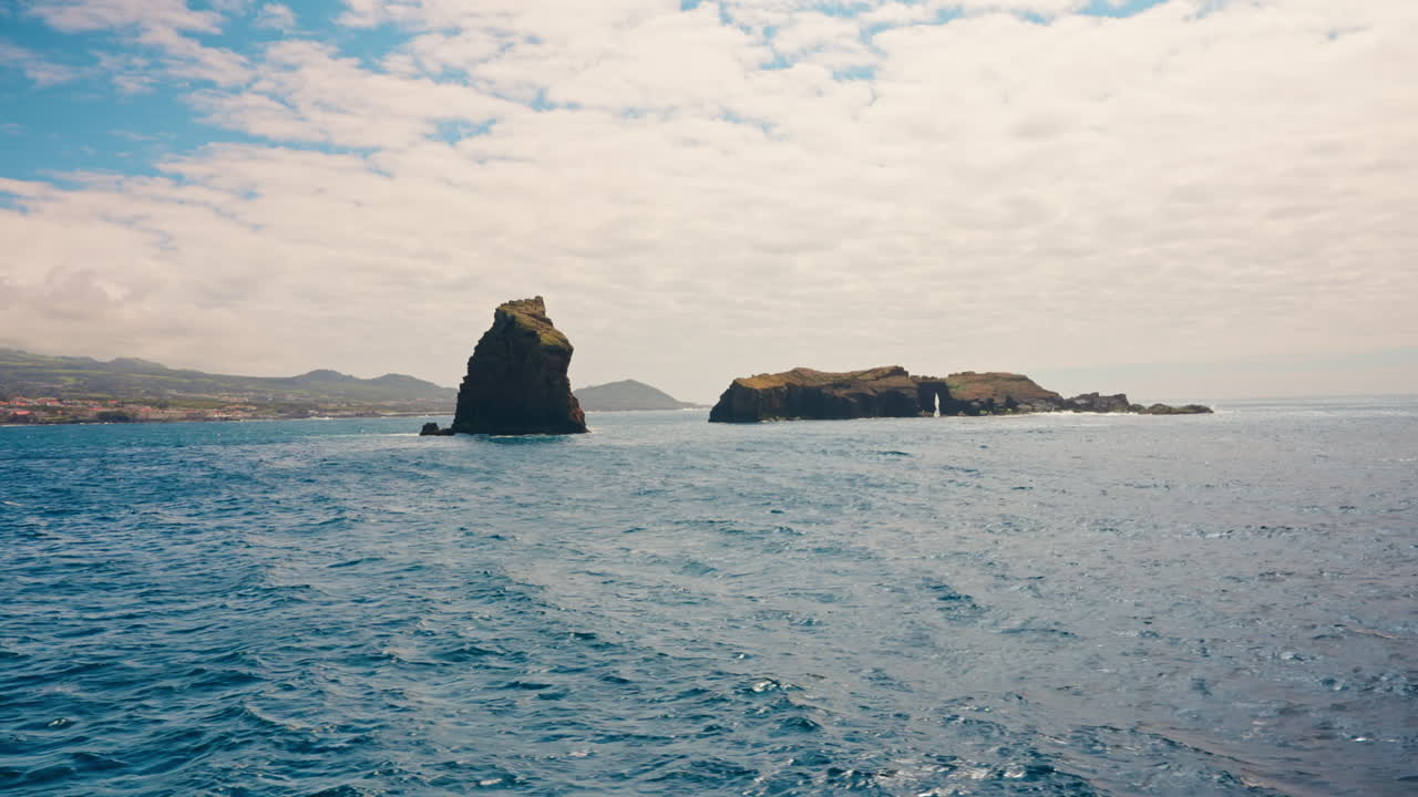 아조레스 의 피코 섬 해안선 근처 의 바다 에 있는 웅장 한 바위 의 모습, 대서양, 포르투갈