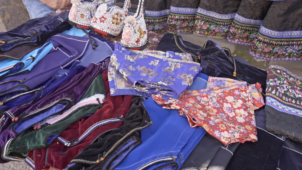 ropa tradicional del grupo étnico minoritario bai en yunnan, china