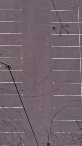 lugares de estacionamiento vacíos y no hay coches estacionados y no hay clientes en un enorme centro comercial