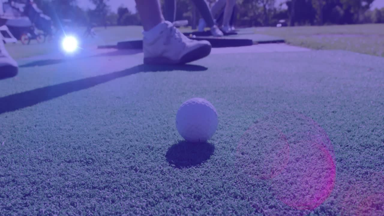 Animazione di scie luminose su uomo caucasico che gioca a golf su campo da golf