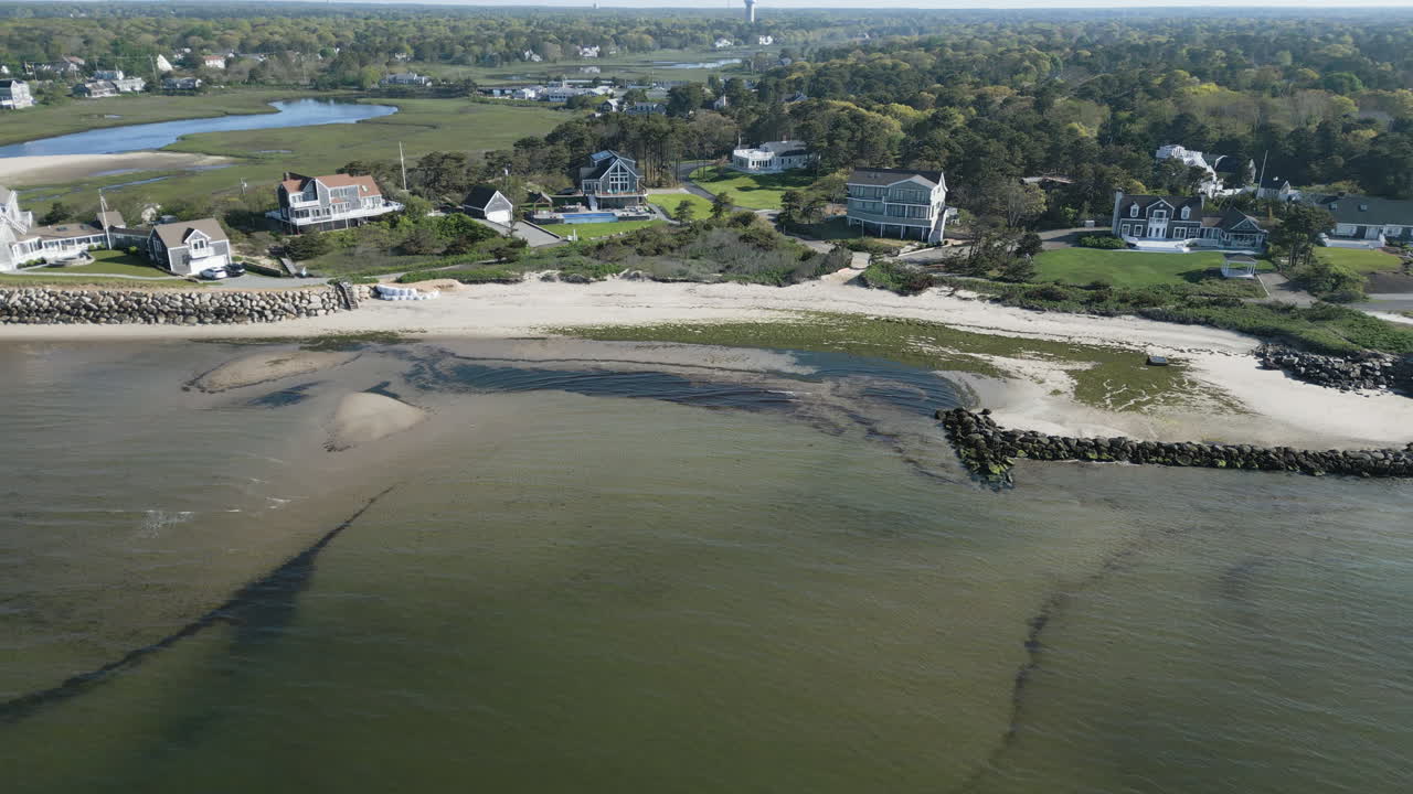 Case sulla spiaggia di Dennis Port vicino a Nantucket Sound in una mattina limpida, vista aerea