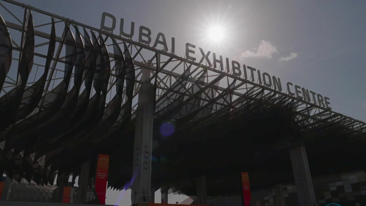 Ingresso all'Expo di Dubai 2020. Vista panoramica del cancello d'ingresso all'Expo di Dubai. Gruppo d'ingresso alla più grande esposizione Dubai Expo 2020. Ingresso illuminato dal sole all'Expo di Dubai