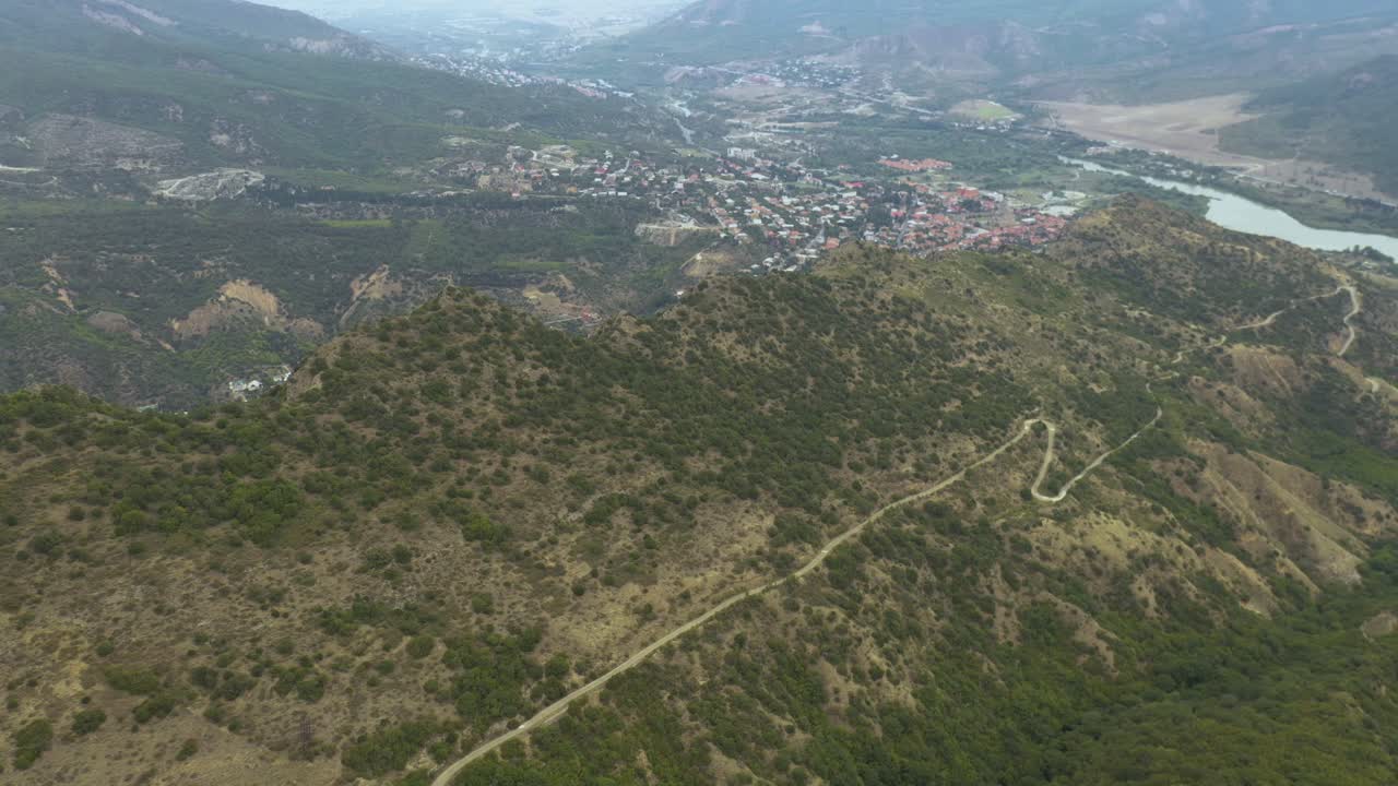 paisaje montañoso del cáucaso con camino estrecho en los ríos aragvi durante el día cerca de mtskheta, georgia