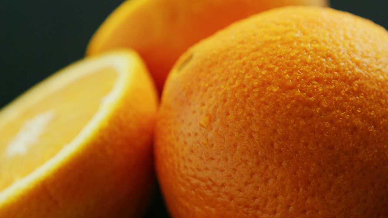 primer plano de naranja entera y cortada