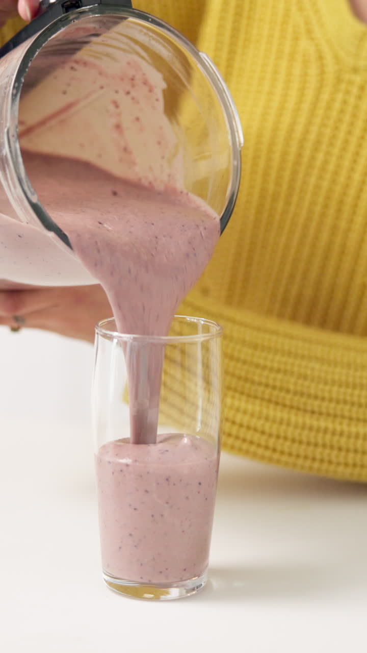 Primo piano di smoothie ai frutti di bosco versato in un bicchiere