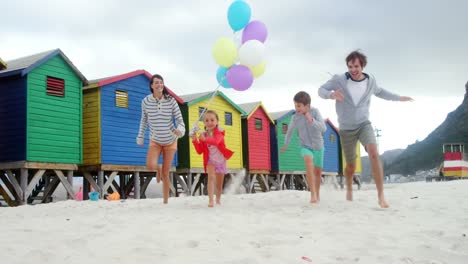 Glückliche-Familie,-Die-Am-Strand-Läuft