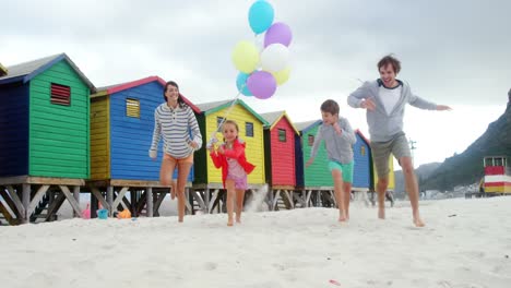 familia feliz corriendo en la playa